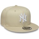 casquette-plate-beige-snapback-avec-logo-blanc-9fifty-league-essential-new-york-yankees-mlb-new-era