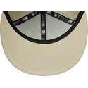 casquette-plate-beige-snapback-avec-logo-blanc-9fifty-league-essential-new-york-yankees-mlb-new-era