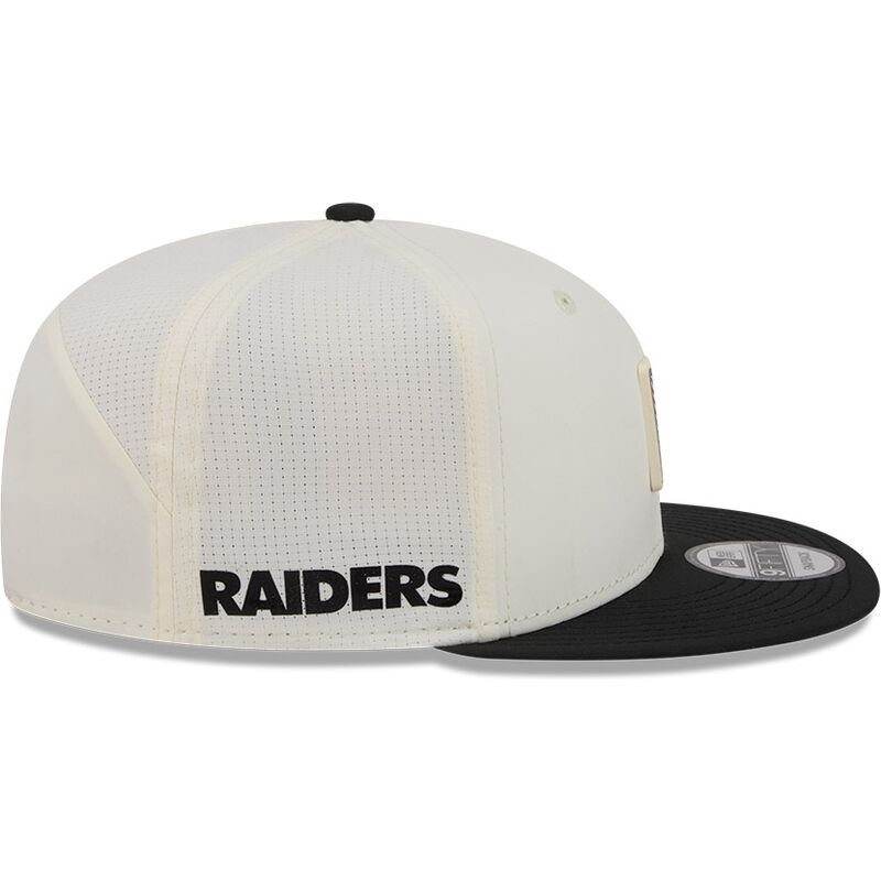 beige-und-schwarze-flache-snapback-kappe-9fifty-training-pack-2026-der-las-vegas-raiders-nfl-von-new-era