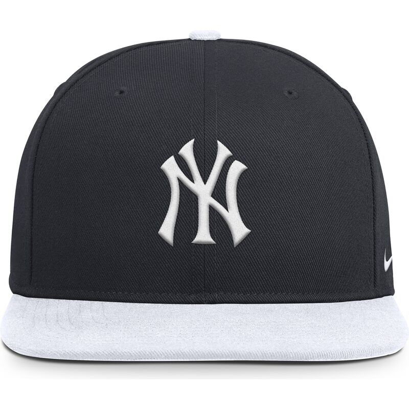 casquette-plate-bleue-marine-et-blanche-snapback-dri-fit-pro-structured-square-bill-new-york-yankees-mlb-nike