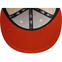 casquette-plate-beige-et-orange-ajustee-avec-logo-orange-59fifty-league-essential-new-york-yankees-mlb-new-era