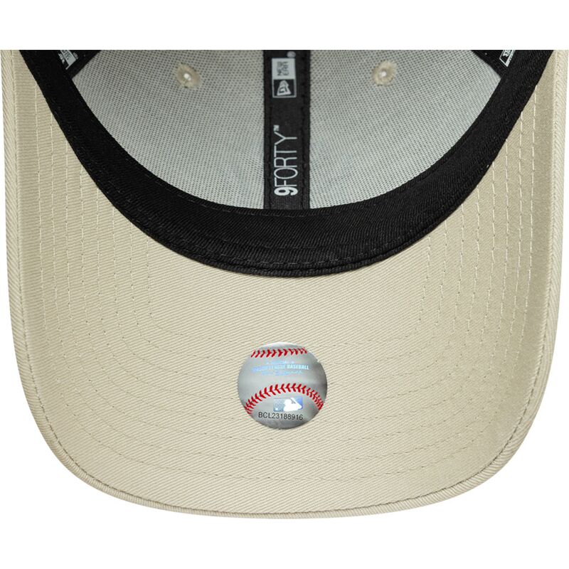 mutzen-gebogen-beige-verstellbares-band-9forty-league-essential-der-new-york-yankees-mlb-von-new-era
