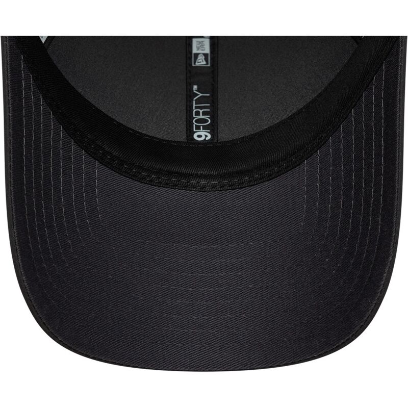 casquette-courbee-grise-fonce-ajustable-avec-logo-noir-9forty-metal-manchester-city-football-club-premier-league-new-era