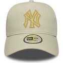 casquette-courbee-beige-snapback-avec-logo-dore-e-frame-metallic-outline-new-york-yankees-mlb-new-era