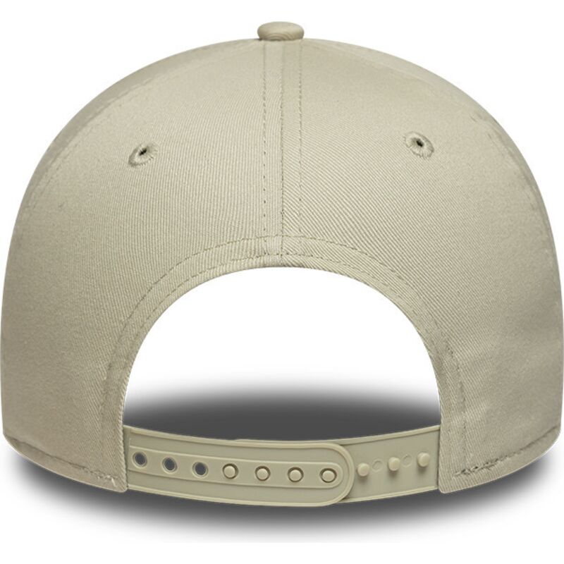 casquette-courbee-beige-snapback-avec-logo-dore-e-frame-metallic-outline-new-york-yankees-mlb-new-era
