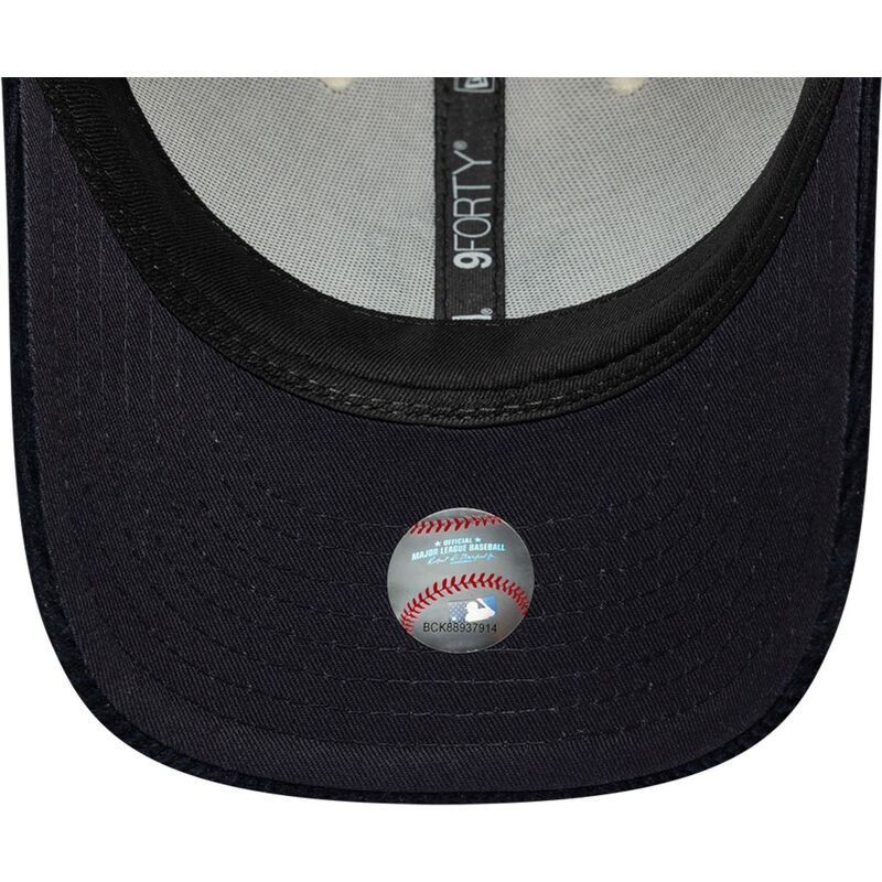 casquette-courbee-beige-et-bleue-marine-ajustable-avec-logo-bleu-marine-9forty-m-crown-cord-new-york-yankees-mlb-new-era casquette-courbee-beige-et-bleue-marine-ajustable-avec-logo-bleu-marine-9forty-m-crown-cord-new-york-yankees-mlb-new-era