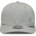 casquette-courbee-grise-snapback-avec-logo-grise-9seventy-stretch-snap-mesh-flawless-new-york-yankees-mlb-new-era