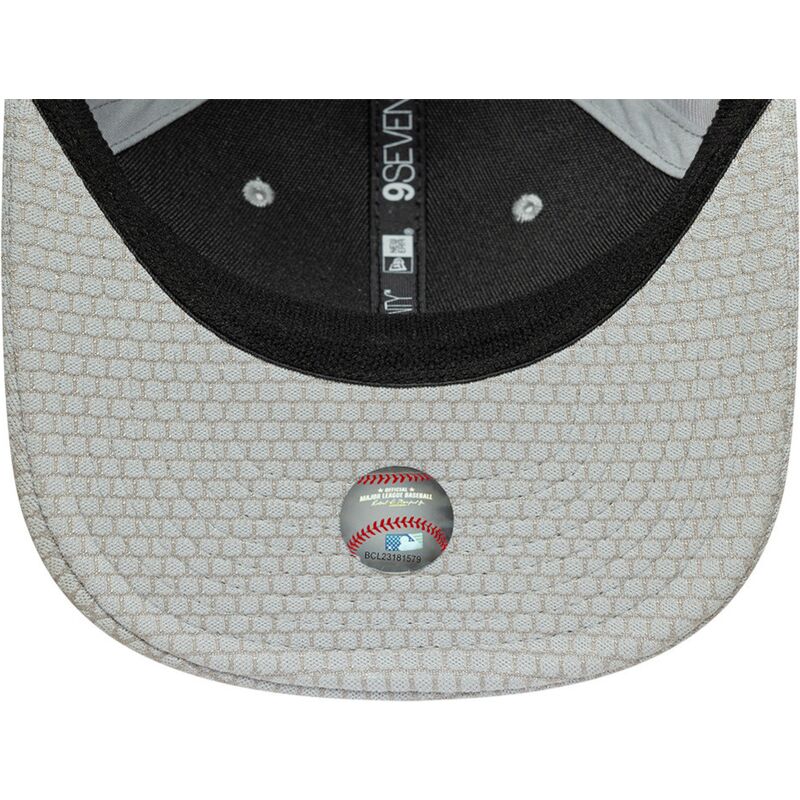 mutzen-gebogen-grau-snapback-9seventy-stretch-snap-mesh-flawless-der-new-york-yankees-mlb-von-new-era