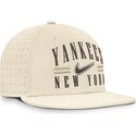 casquette-plate-beige-ajustee-dri-fit-true-structured-aero-bill-new-york-yankees-mlb-nike