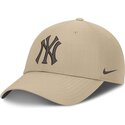 mutzen-gebogen-beige-verstellbares-band-club-structured-uv-poly-ripstop-der-new-york-yankees-mlb-von-nike