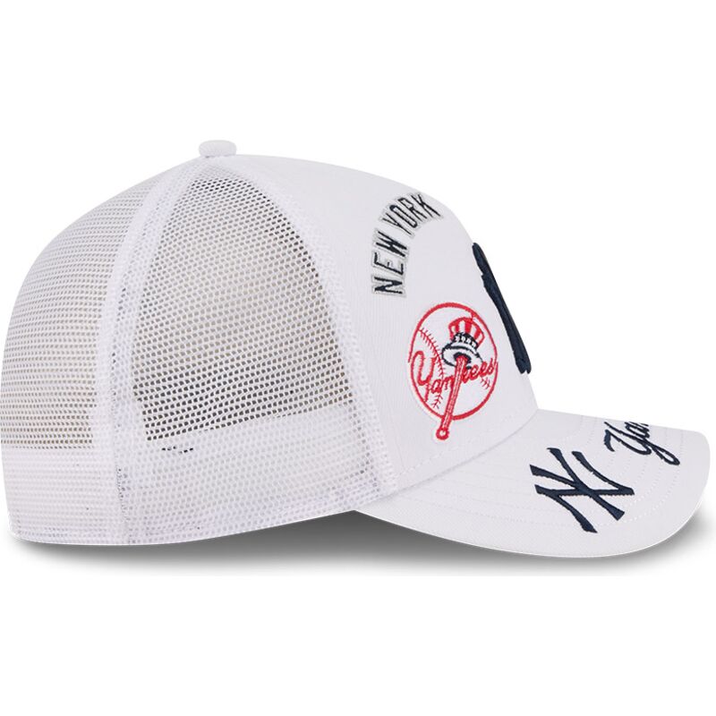 mutzen-gebogen-weiss-snapback-9forty-m-crown-a-frame-all-over-der-new-york-yankees-mlb-von-new-era