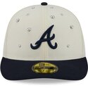 casquette-courbee-beige-et-bleue-marine-ajustee-59fifty-beads-na-lifestyle-f1-atlanta-braves-mlb-new-era