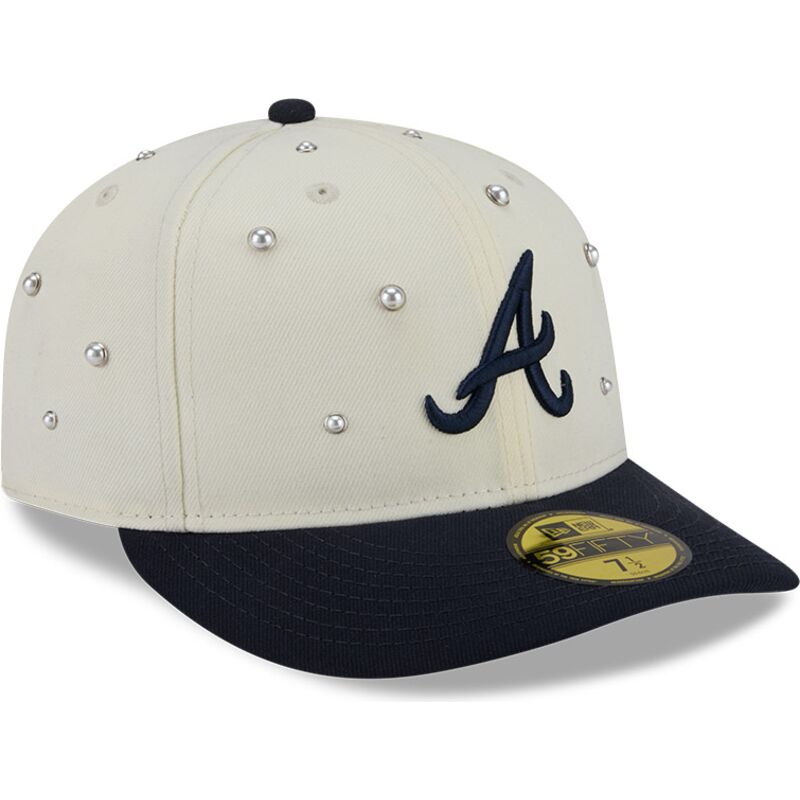 casquette-courbee-beige-et-bleue-marine-ajustee-59fifty-beads-na-lifestyle-f1-atlanta-braves-mlb-new-era
