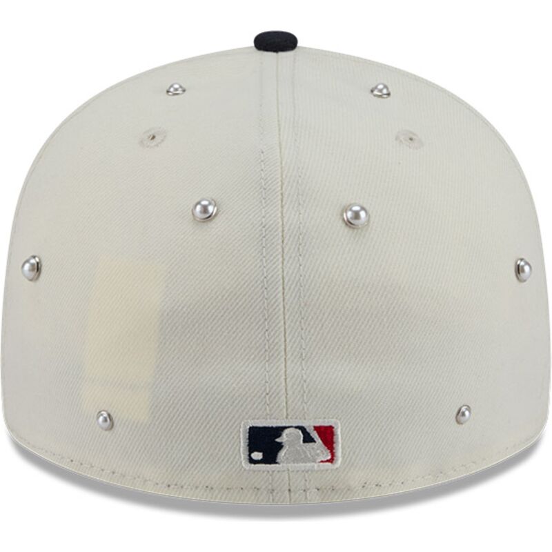 casquette-courbee-beige-et-bleue-marine-ajustee-59fifty-beads-na-lifestyle-f1-atlanta-braves-mlb-new-era