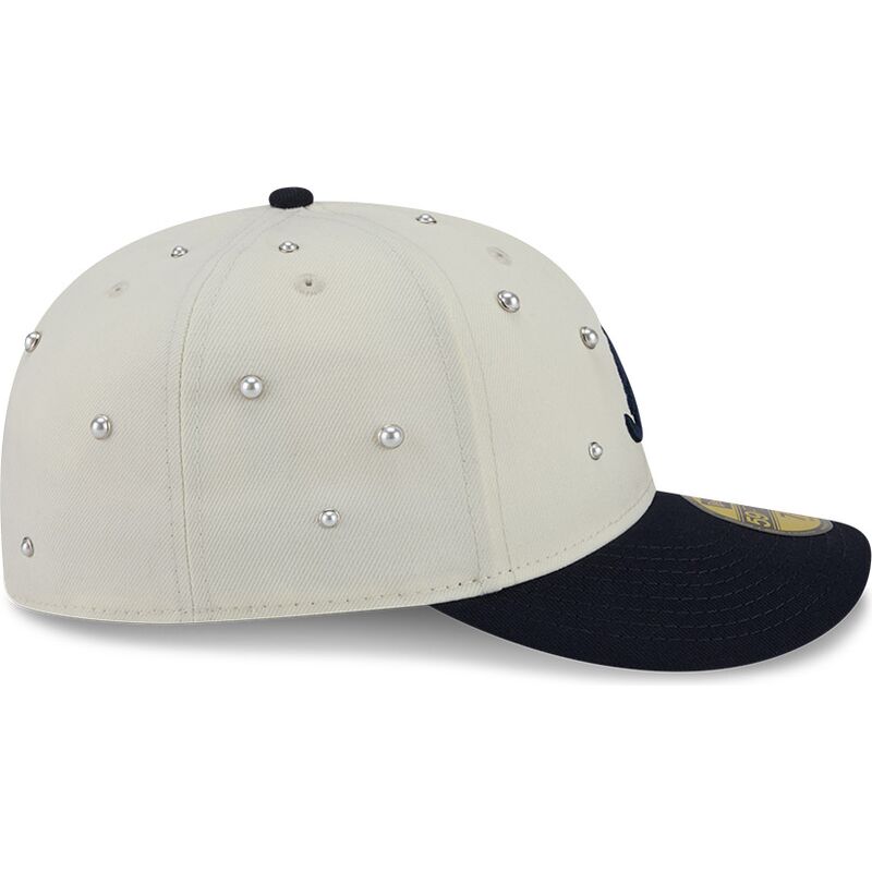 mutzen-gebogen-beige-angepasst-59fifty-beads-na-lifestyle-f1-der-atlanta-braves-mlb-von-new-era