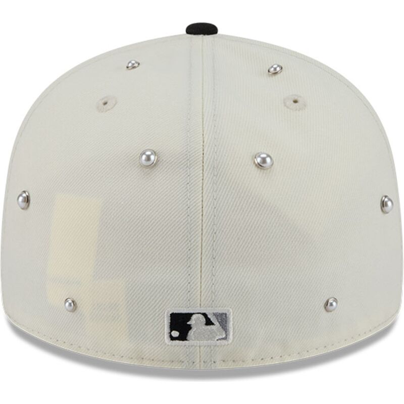 casquette-courbee-beige-et-noire-ajustee-59fifty-beads-na-lifestyle-f1-chicago-white-sox-mlb-new-era casquette-courbee-beige-et-noire-ajustee-59fifty-beads-na-lifestyle-f1-chicago-white-sox-mlb-new-era
