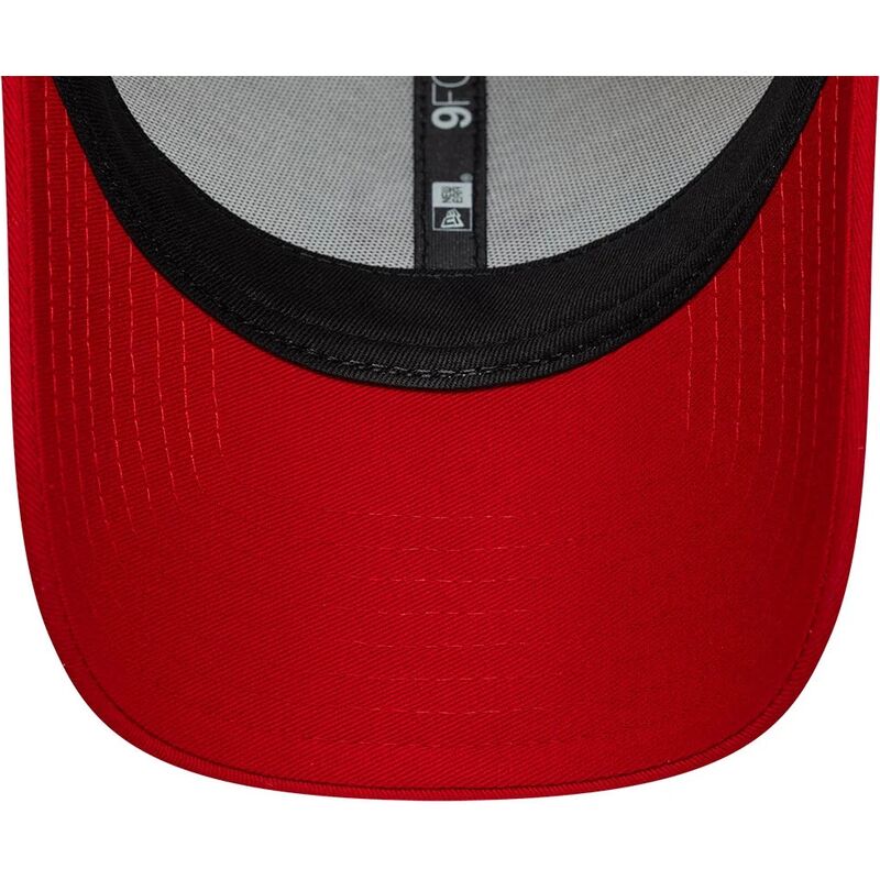 casquette-courbee-beige-et-rouge-ajustable-pour-femme-9forty-contrast-manchester-united-football-club-premier-league-new-era