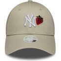 mutzen-gebogen-beige-verstellbares-band-9forty-fruit-icon-strawberry-der-new-york-yankees-mlb-von-new-era