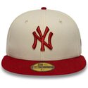 casquette-plate-beige-et-rouge-ajustee-avec-logo-rouge-59fifty-league-essential-new-york-yankees-mlb-new-era