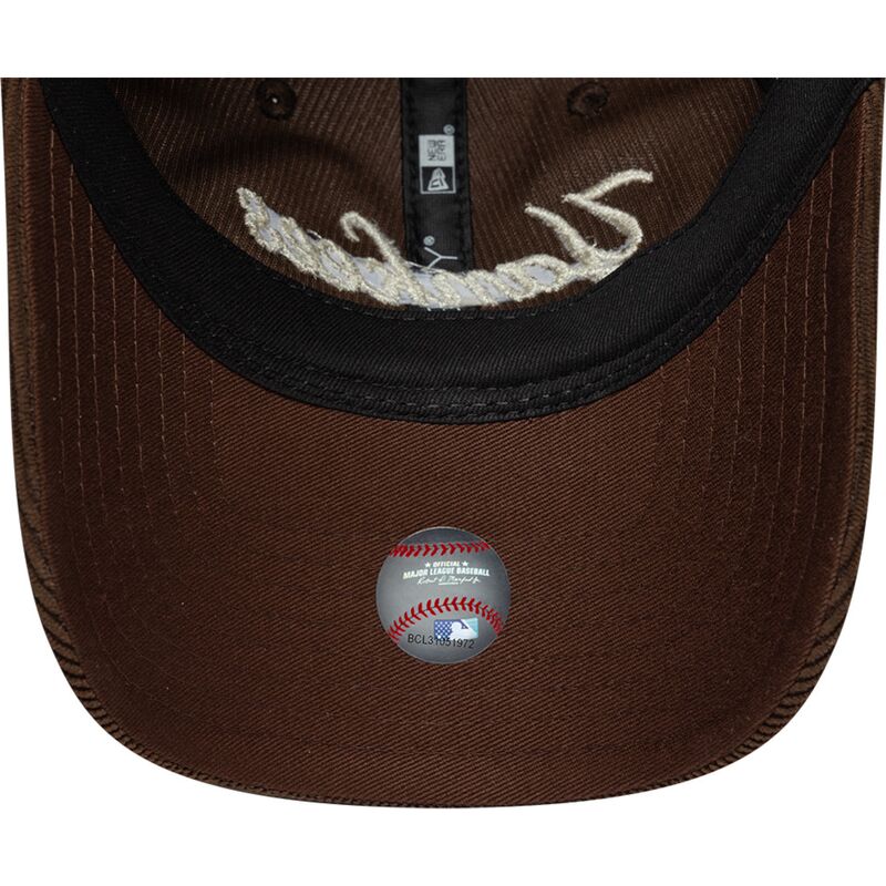 mutzen-gebogen-braun-verstellbares-band-9twenty-cord-script-der-new-york-yankees-mlb-von-new-era mutzen-gebogen-braun-verstellbares-band-9twenty-cord-script-der-new-york-yankees-mlb-von-new-era