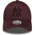 mutzen-gebogen-rot-verstellbares-band-9forty-league-essential-der-new-york-yankees-mlb-von-new-era