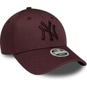 mutzen-gebogen-rot-verstellbares-band-9forty-league-essential-der-new-york-yankees-mlb-von-new-era