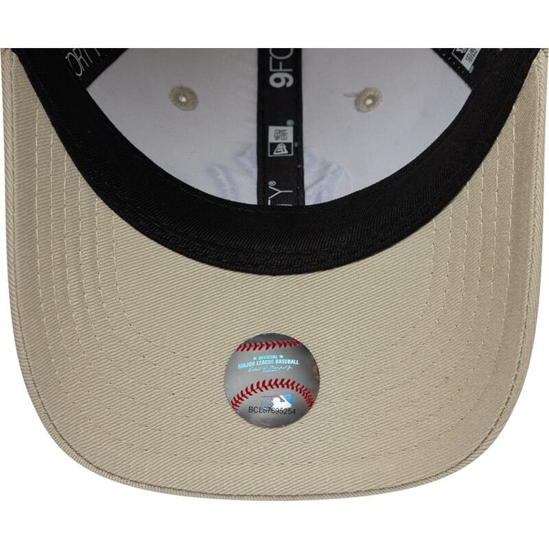 mutzen-gebogen-beige-verstellbares-band-9forty-monster-icon-der-new-york-yankees-mlb-von-new-era