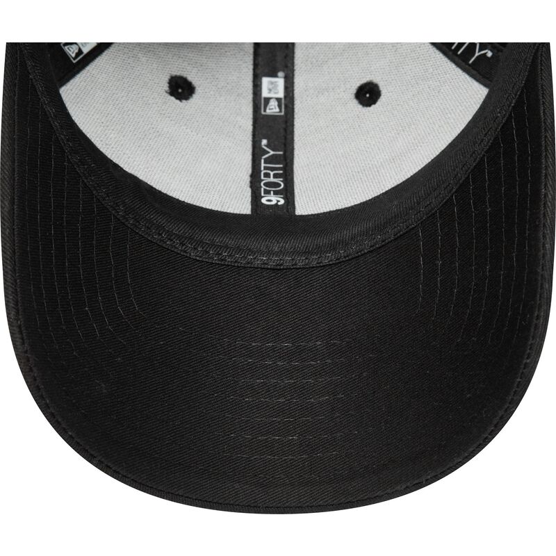 schwarze-verstellbare-curved-cap-mit-schwarzem-logo-9forty-league-essential-der-new-york-yankees-mlb-von-new-era schwarze-verstellbare-curved-cap-mit-schwarzem-logo-9forty-league-essential-der-new-york-yankees-mlb-von-new-era
