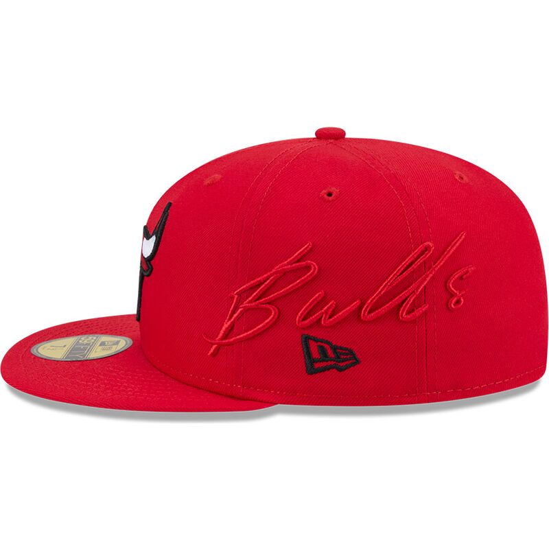 mutzen-flach-rot-angepasst-59fifty-side-script-der-chicago-bulls-nba-von-new-era