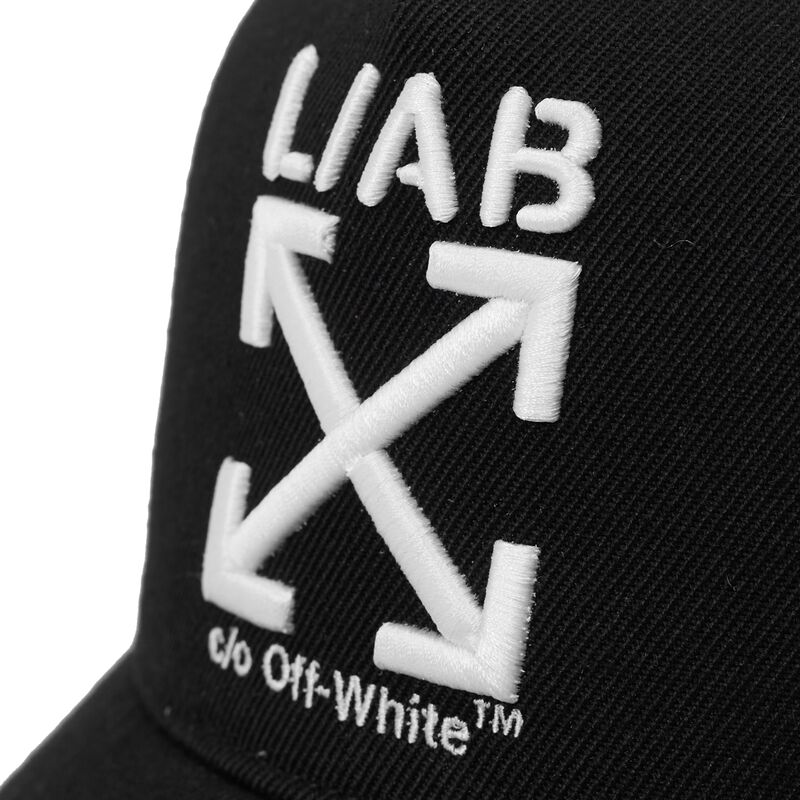 casquette-courbee-noire-ajustable-avec-logo-blanc-clamp-arrows-twill-l-ab-c-o-off-white
