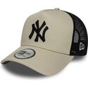 casquette-trucker-beige-et-noire-avec-logo-noir-a-frame-league-essential-new-york-yankees-mlb-new-era
