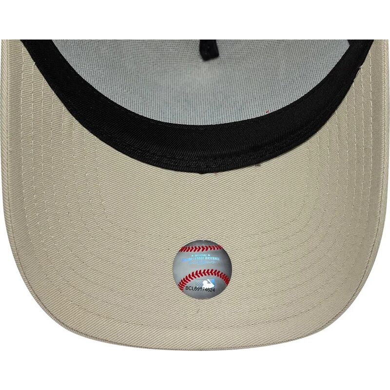 casquette-trucker-beige-et-noire-avec-logo-noir-a-frame-league-essential-new-york-yankees-mlb-new-era casquette-trucker-beige-et-noire-avec-logo-noir-a-frame-league-essential-new-york-yankees-mlb-new-era