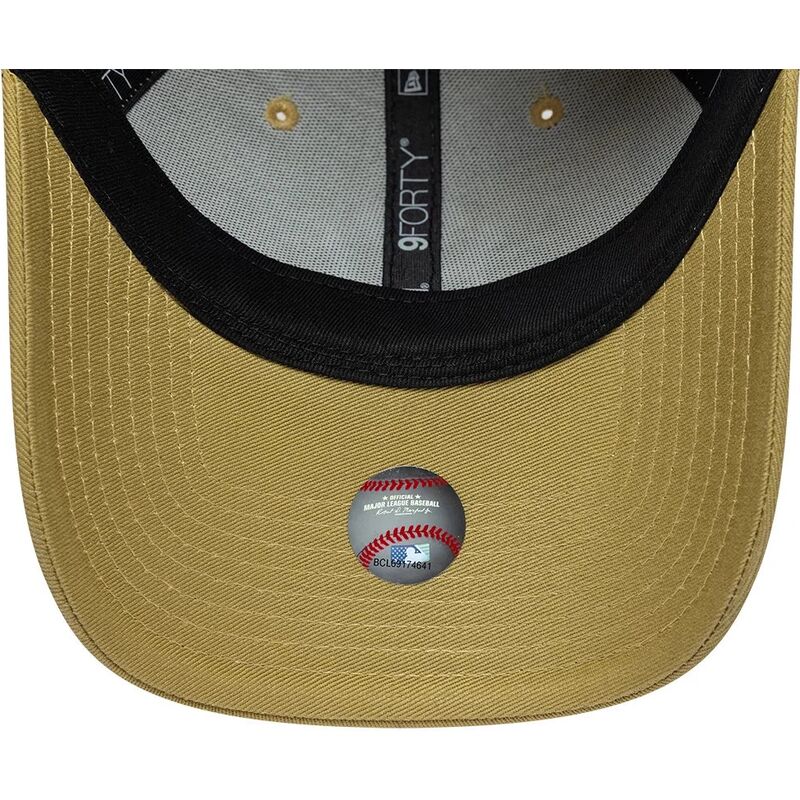 mutzen-gebogen-khaki-verstellbares-band-9forty-league-essential-der-new-york-yankees-mlb-von-new-era