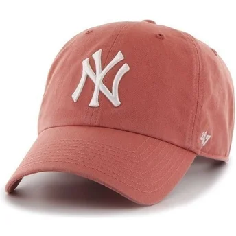 Keps med böjd skärm röd med stort frontlogotyp av MLB New York Yankees från 47 Brand